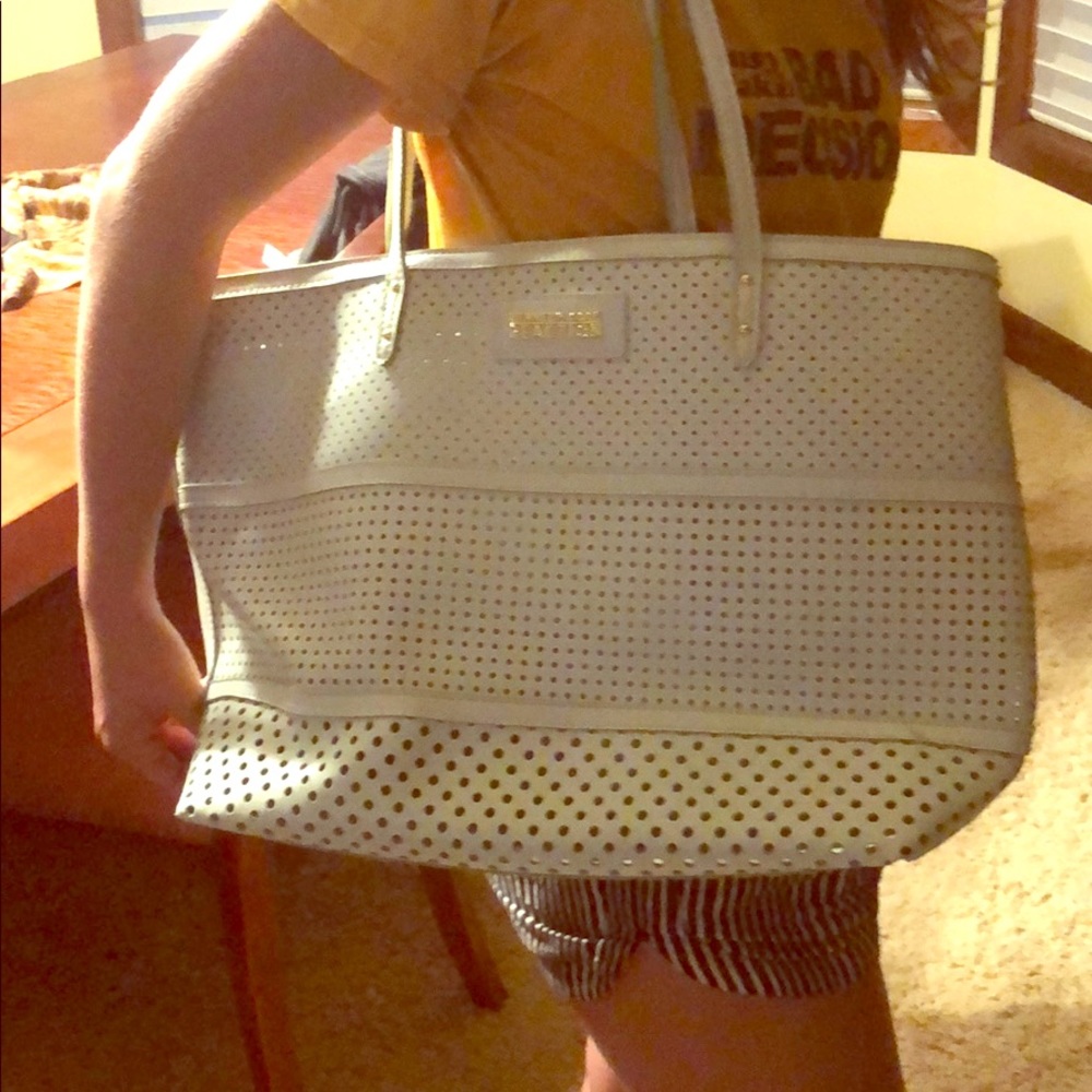 Women’s white and light green travel bag.